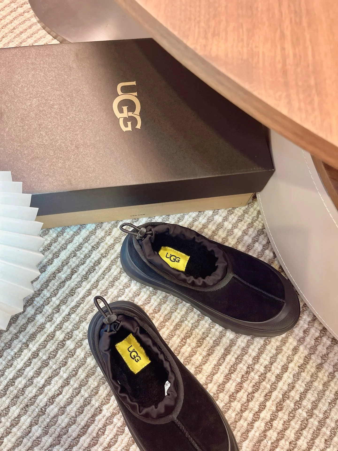 [UGG] P:500💰 Couple shoes Size: 35-44 [Wang Yibo's same style] UGG2025 new winter style Tasman fashion shoes for men and women 1144096 Ugg new fur shoes for autumn and winter, snow boots, same style for men and women ~ Handsome slip-on, lazy shoes, super easy to put on and take off ~ Suede cowhide fabric ~The soles are molded from original soles, not cheap rubber foam, but made of modern material. The characteristics of this material are that it is light, wear-resistant and non-slip. The outsole has a clear logo imprint, which is comparable to that of a store~